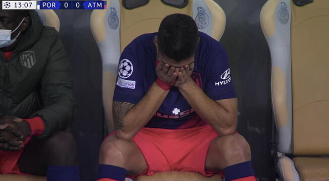 Luis Suárez desconsolado tras salir lesionado en el Atlético Madrid vs. Porto