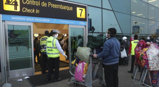 Peruanos y peruanas pueden viajar al exterior solo con DNI
