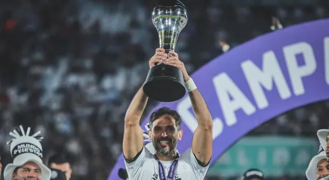 Roque Santa Cruz se despide de Olimpia tras ganar la Supercopa Paraguaya