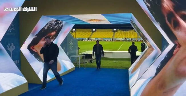 El túnel está cubierto por pantallas que proyectaran a Maradona.