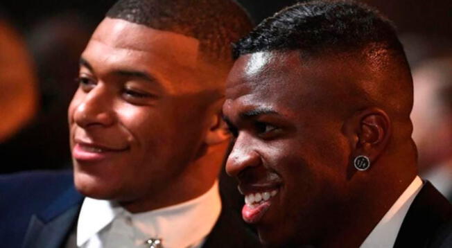 Kylian Mbappé junto a Vinicius Junior en una ceremonia de gala