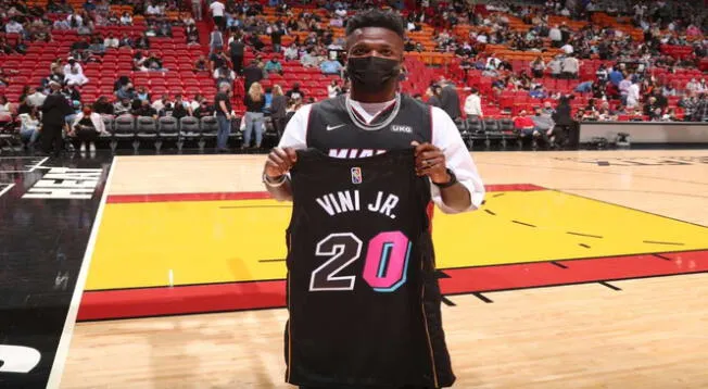 Vinicius Jr. asistiendo a un partido de Miami Heat de la NBA.