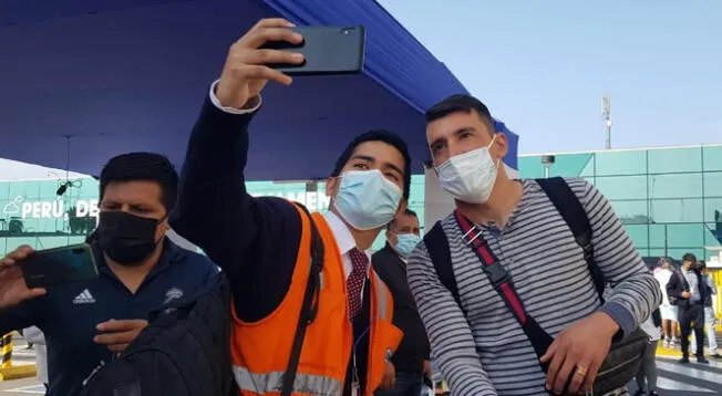 Edgar Benítez fue recibido por hinchas de Alianza Lima a su arribo al país.