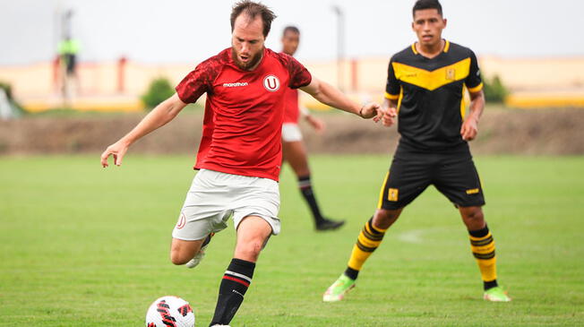 Hernán Novick en acción durante el amistoso ante Academia Cantolao