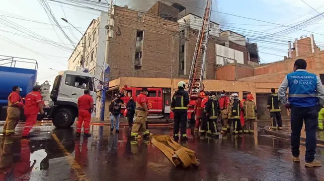 Más de 150 bomberos atendieron la emergencia. Foto: URPI-LR.