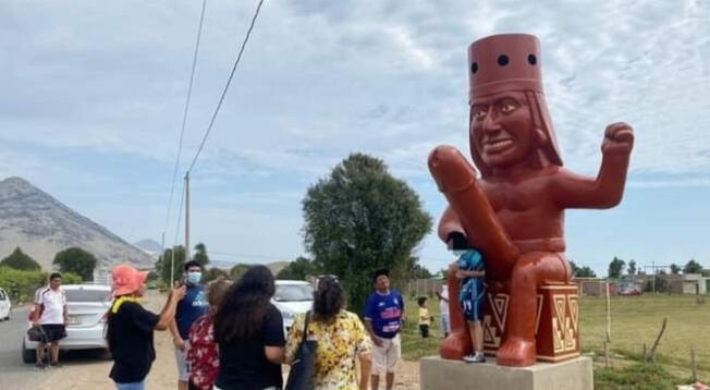 Viral: turistas convierten a huaco erótico gigante de Moche en atractivo turístico