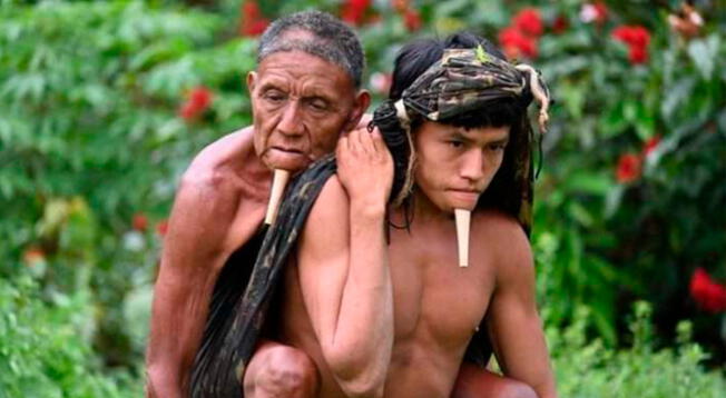Joven del Amazonas cargó a su padre por horas hasta ser vacunado contra la COVID-19