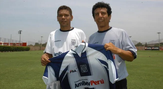 Oswaldo Mackenzie posando con la camiseta de Alianza Lima junto a César Cueto