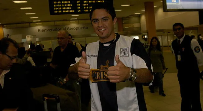 Derlis Florentín posando con la camiseta de Alianza Lima en 2008