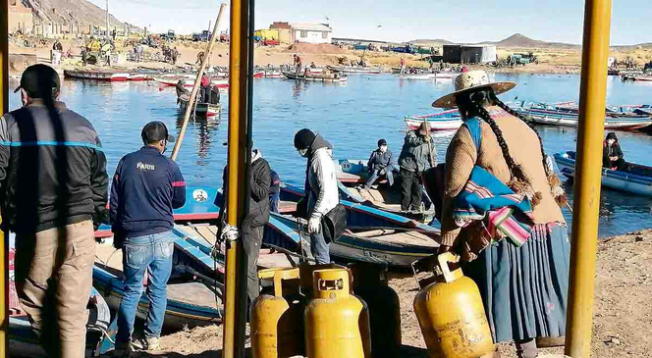 Pobladores de Puno compran gas de Bolivia en la frontera.