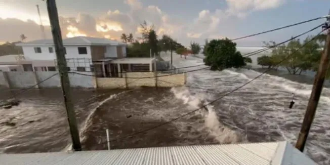 Alerta de Tsunami en la costa oeste de EEUU tras erupción de volcán en el Pacífico Sur