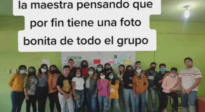 Alumnos le juegan pesada broma a su profesora en foto grupal