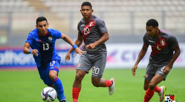 Edison Flores jugando con la selección peruana