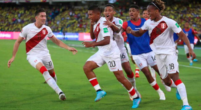 Edison Flores celebra su gol en Barranquilla
