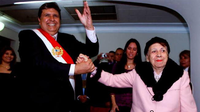 Nytha Pérez junto a su hijo el expresidente Alan García.