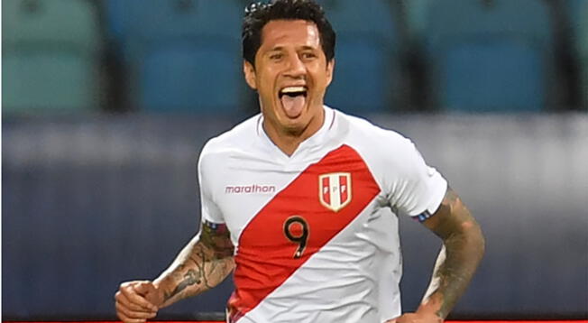 Gianluca Lapadula recibió sorpresa de hincha peruano.