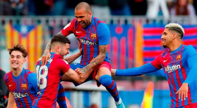 Dani Alves celebra uno de sus goles en el Barcelona vs. Atlético de Madrid