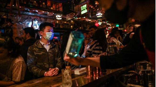 ¿Bares y discotecas atenderán este fin de semana? Foto: referencial/AFP