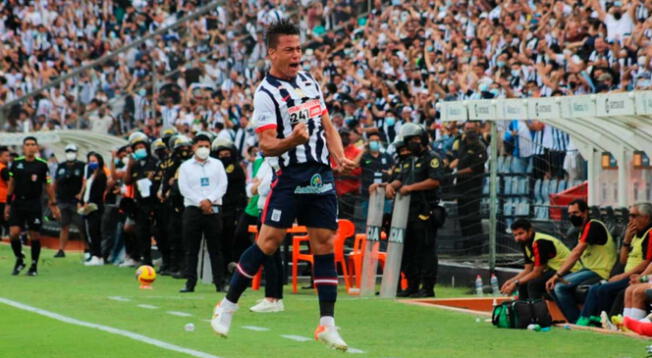 Cristian Benavente se estrenó en Alianza Lima con golazo de tiro libre.