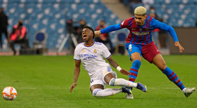 Real Madrid y Barcelona se enfrentan por LaLiga de España Real Madrid y Barcelona se enfrentan por LaLiga de España