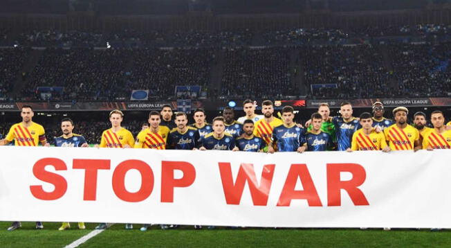 Futbolistas del Napoli y Barcelona levantaron en protesta a la guerra