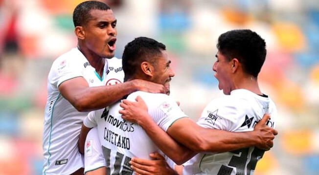 Quina y Cayetano celebrando el primer gol de la 'U' ayer ante Vallejo.