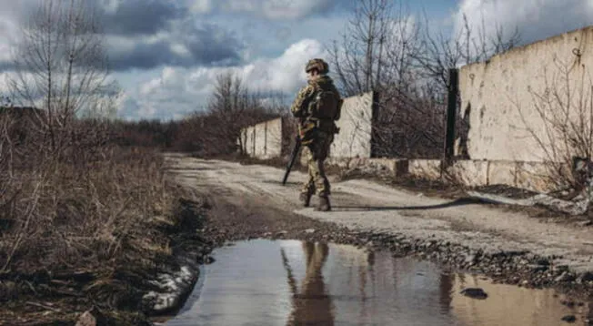 Un soldado, del ejército ucraniano, camina por la línea del frente.