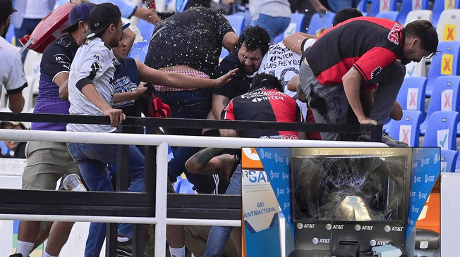 Querétaro vs Atlas: pelea en el Estadio La Corregidora. Foto: Twitter.