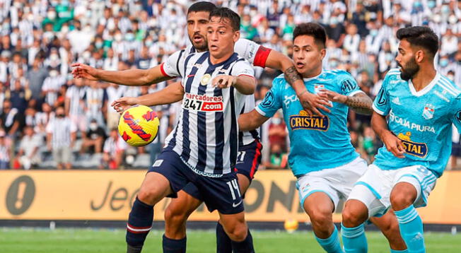 Cristian Benavente disputando el balón en el Alianza vs. Cristal