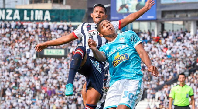 Liza y Vílchez disputando el balón en el clásico