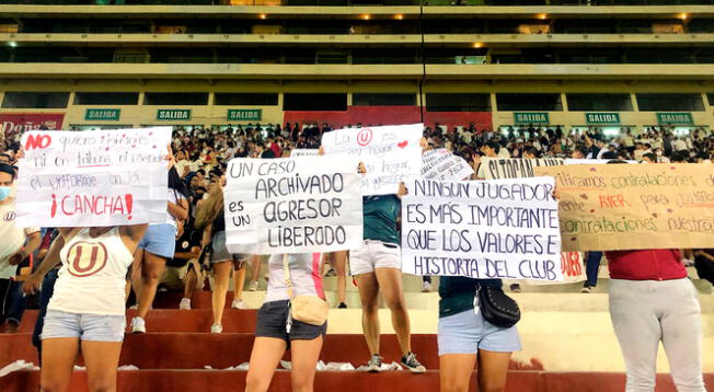 "No quiero agresores usando el uniforme en la cancha", se puede ver en uno de los carteles.