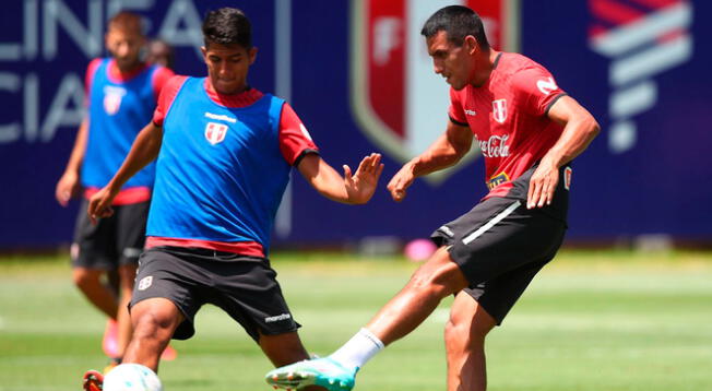 Álex Valera trabajando en el campo de la Videna con la Selección Peruana