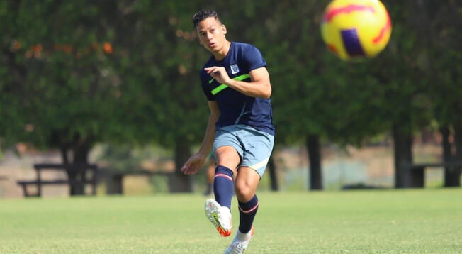 Cristian Benavente patea un tiro libre en el entrenamiento de Alianza Lima