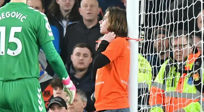 Hincha ató su cuello al palo para protestar en pleno partido de Premier League