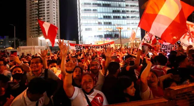 Los hinchas alentando a Perú