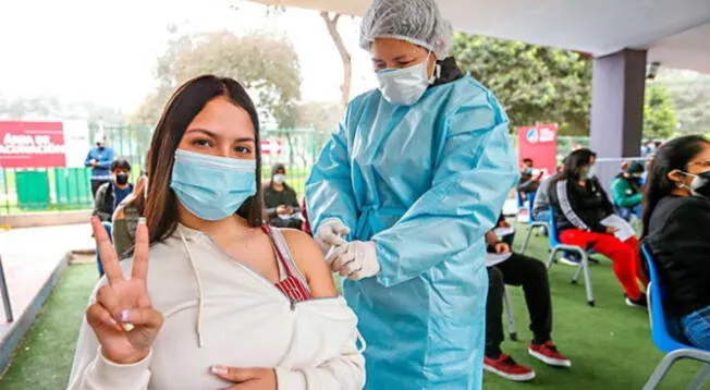 Carné de vacunación: tercera dosis para mayores de 18 será obligatoria en espacios públicos