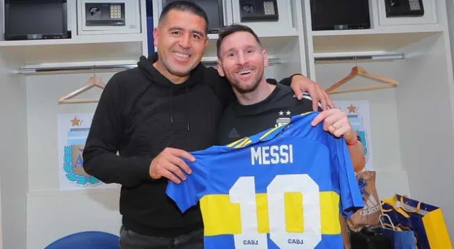 Lionel Messi junto a Juan Román Riquelme en la Bombonera