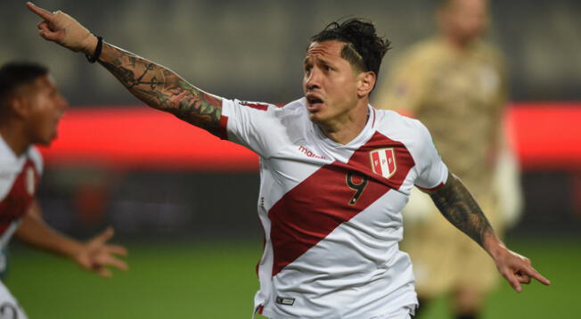 Gianluca Lapadula festeja su gol ante Paraguay