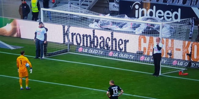 ¡Insólito! Dos personas se encadenaron al arco en partido de la Bundesliga