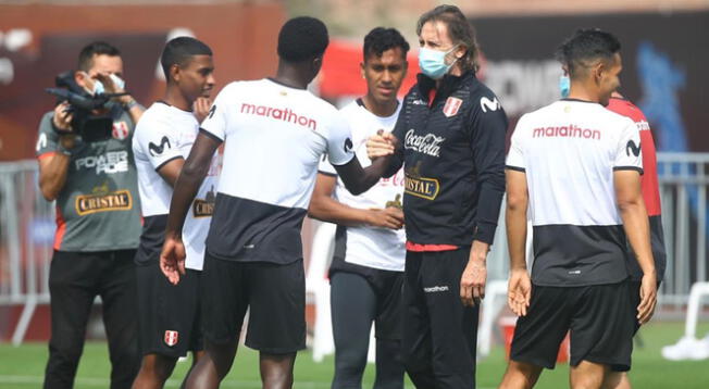 Ricardo Gareca con los jugadores de la Selección Peruana en la Videna.