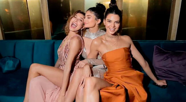 La pierna de Kendall Jenner se encuentra en la foto, solo debes observar bien y encontrarla. La pierna de Kendall Jenner se encuentra en la foto, solo debes observar bien y encontrarla.