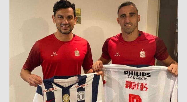 Alberto 'Tino' Costa y Hernán Pellerano posaron con camiseta de Alianza Lima