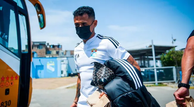 Yoshimar Yotún subiendo al bus de Sporting Cristal con destino al aeropuerto