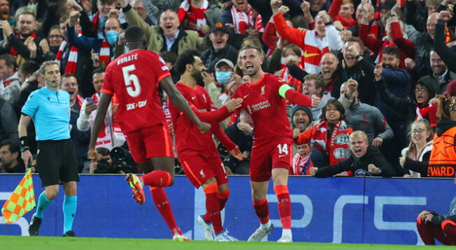 Futbolistas de Liverpool celebran el primer tanto del partido