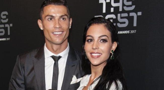 Cristiano Ronaldo muestra una fotografía de su hija recién nacida por primera vez