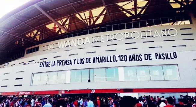 Polémica pancarta en el Wanda Metropolitano por el pasillo al Real Madrid.