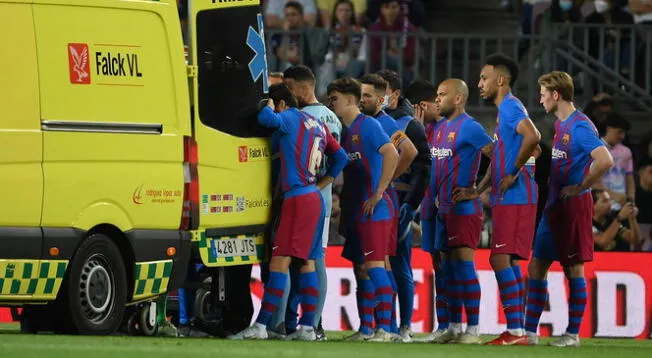 Ronald Araujo retirado en ambulancia ante la mirada de los jugadores de Barcelona