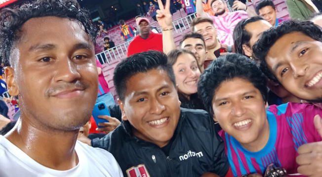 Renato Tapia posó con los peruanos que fueron al Camp Nou