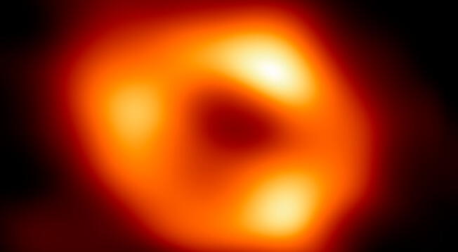 Astrónomos/as han revelado la primera imagen del agujero negro supermasivo en el centro de la Vía Láctea.