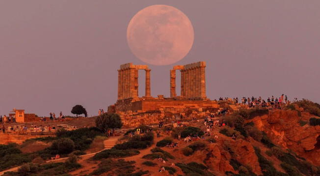La Luna se eleva detrás del Templo de Poseidón, antes del eclipse lunar en el Cabo Sounion, cerca de Atenas, Grecia